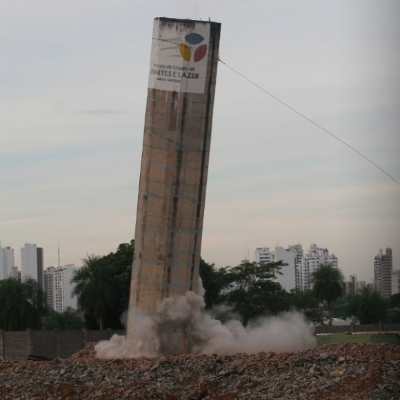 TORRE DE ILUMINAÇÃO DO VERDÃO É DERRUBADA