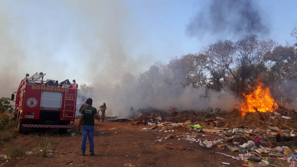  Incêndio de grandes proporções toma conta de antigo lixão da prefeitura e cobre de fumaça residências próximas 