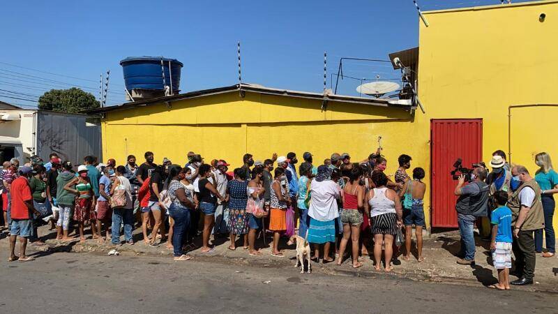 Fantástico mostra rotina de famílias que sobrevivem com doação de ossinhos