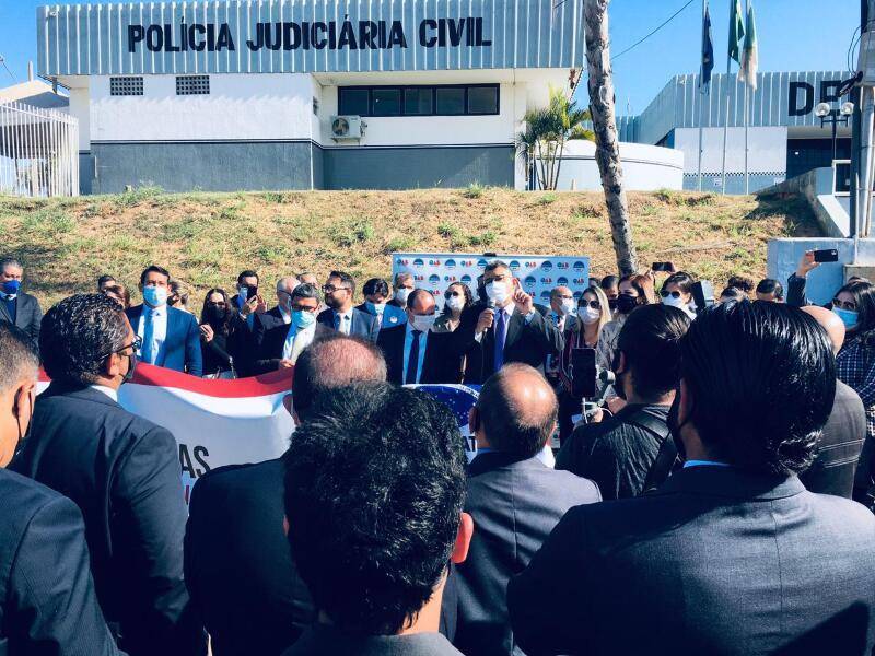 O advogado José Ricardo Corbelino  foi um dos membros da OAB que participou da manifestação em frente à Derf em defesa de advogada Deise Cristina Alves