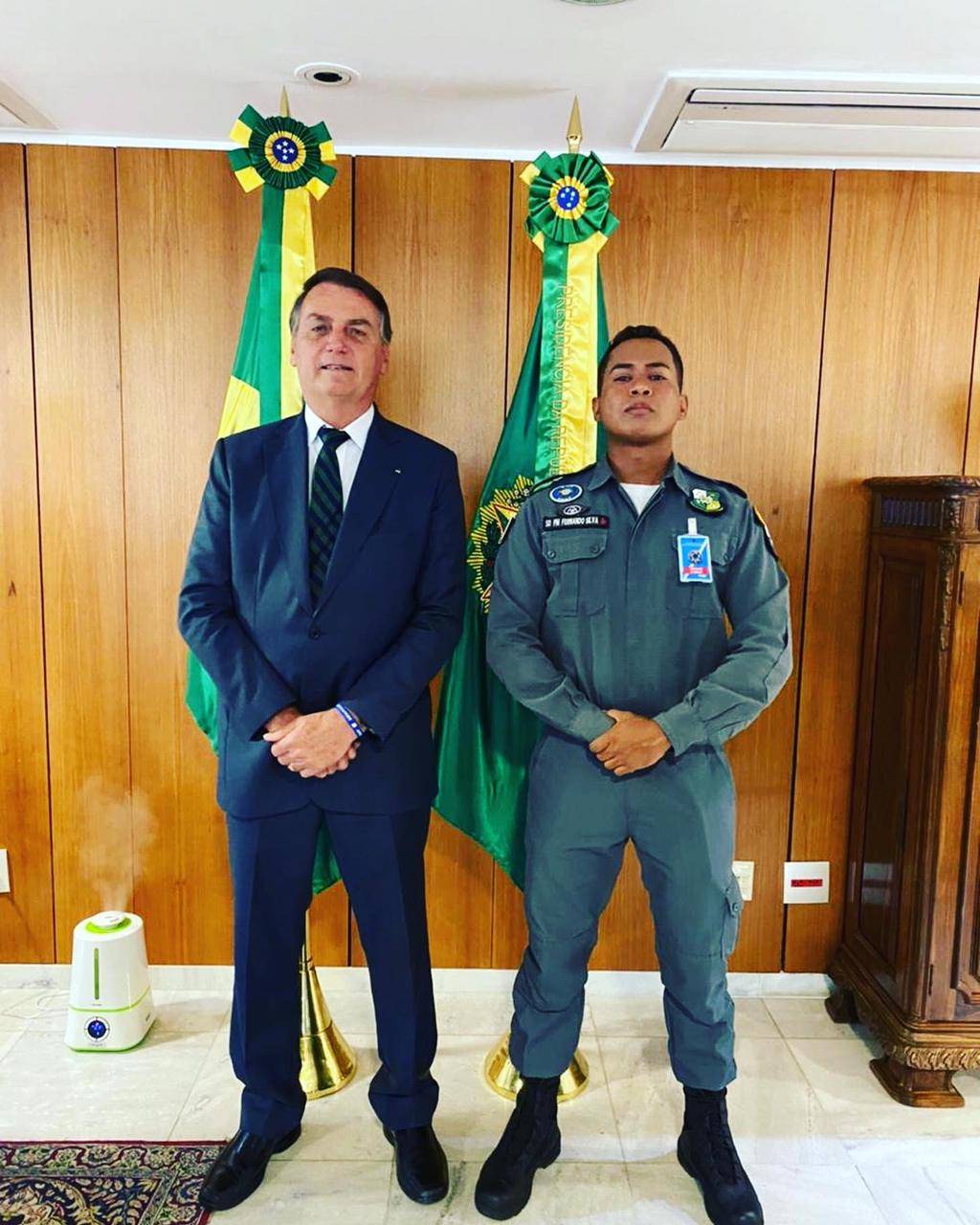 Santo-antoniense recebe moeda de nióbio de Bolsonaro em cerimônia no Palácio do Planalto; Veja Vídeo