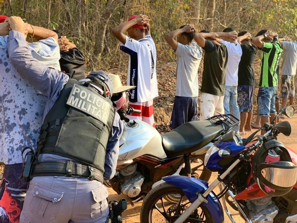 Festa com 600 participantes e som alto é fechada pela polícia neste domingo (08)