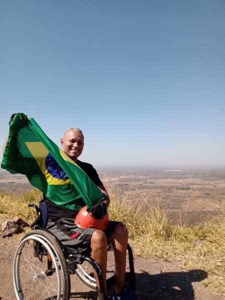 Filho e pai paraplégico realizam sonho de subir Morro de Santo Antônio; veja imagens