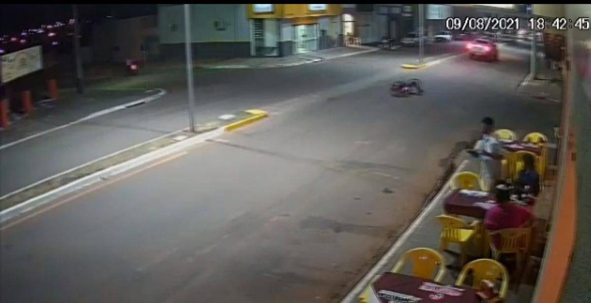 Vídeo mostra ciclista atropelado 2 vezes em 2 minutos na mesma avenida