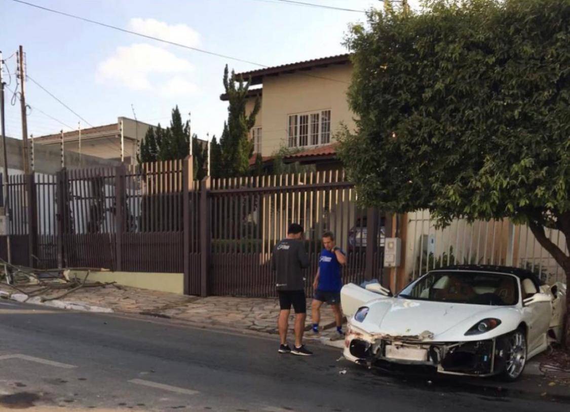 Ferrari desgovernada bate em árvore em bairro nobre de Cuiabá; vídeo