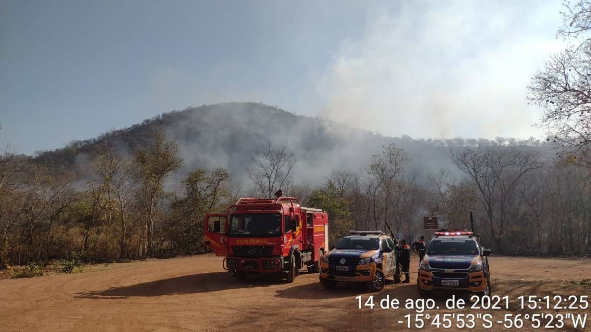 Bombeiros tentam apagar incêndio que atinge morro de Santo Antônio desde as 15 horas deste sábado (14)