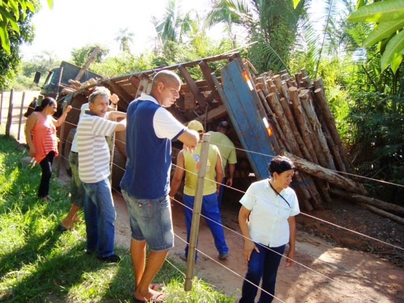 ESTRADA ESBURACADA FAZ CAMINHÃO TOMBAR 