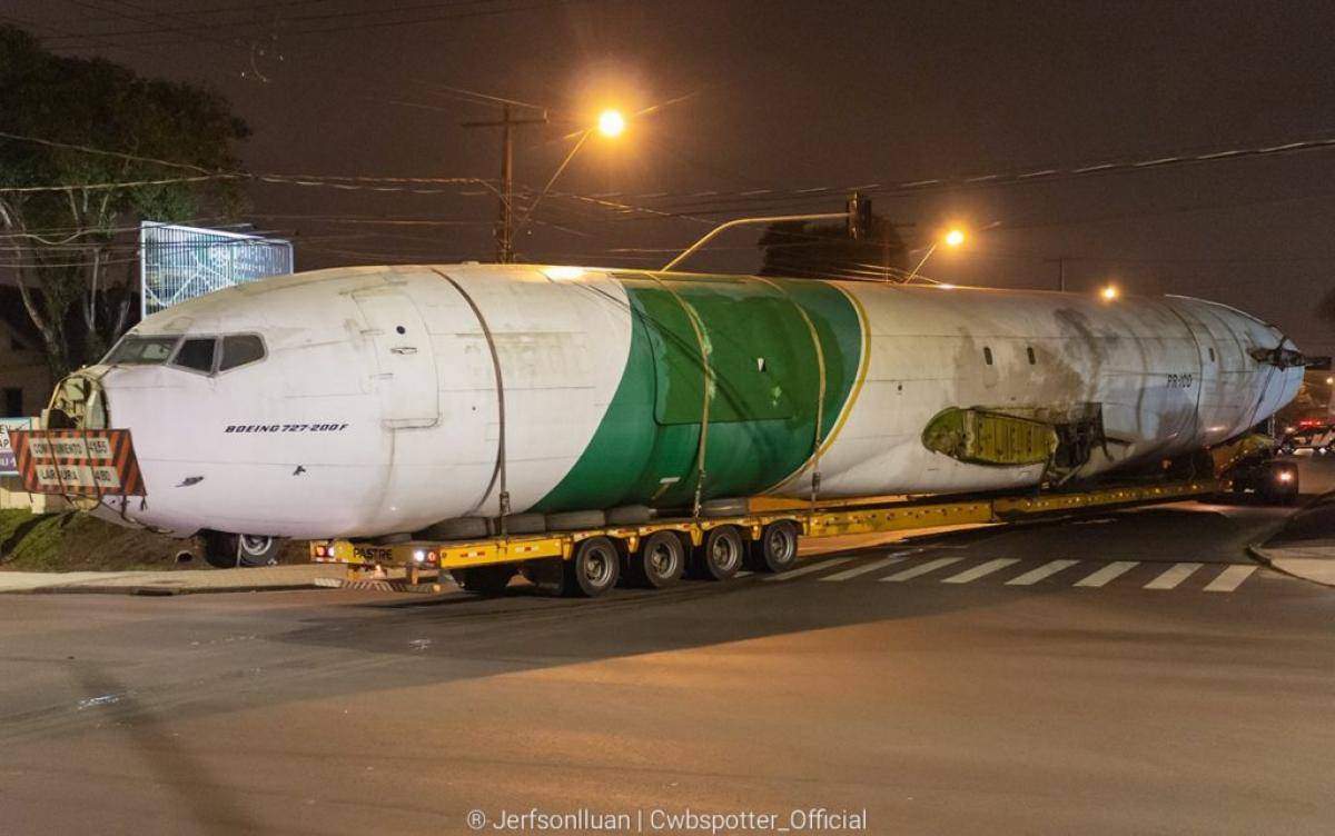 Chegada de boeing a Santo Antônio para o trânsito e chama a atenção