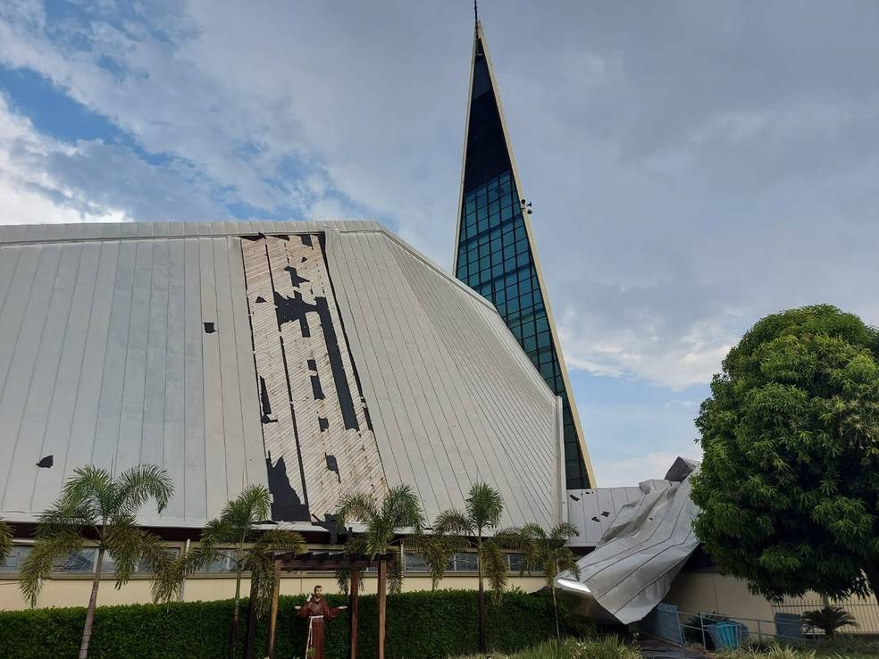 Chuva provoca danos em Cuiabá e Várzea Grande; Imagem mostra queda de estrutura de igreja Nossa Senhora de Guadalupe 