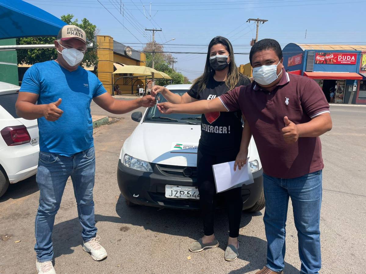 Prefeita e presidente da câmara entregam veículo recuperado que estava inservível e vai atender a gestão no distrito de Mimoso