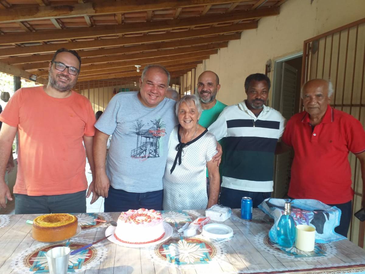 Ex-primeira dama do município, Dona Naná completa 81 anos e festeja com familiares e amigos 