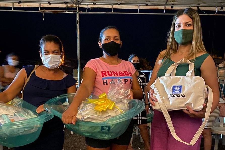 Secretaria de Assistência  Social distribui kits para gestantes de Jangada