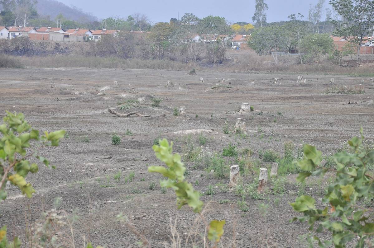Seca em lagoa da cidade  assusta moradores de Santo Antônio de Leverger