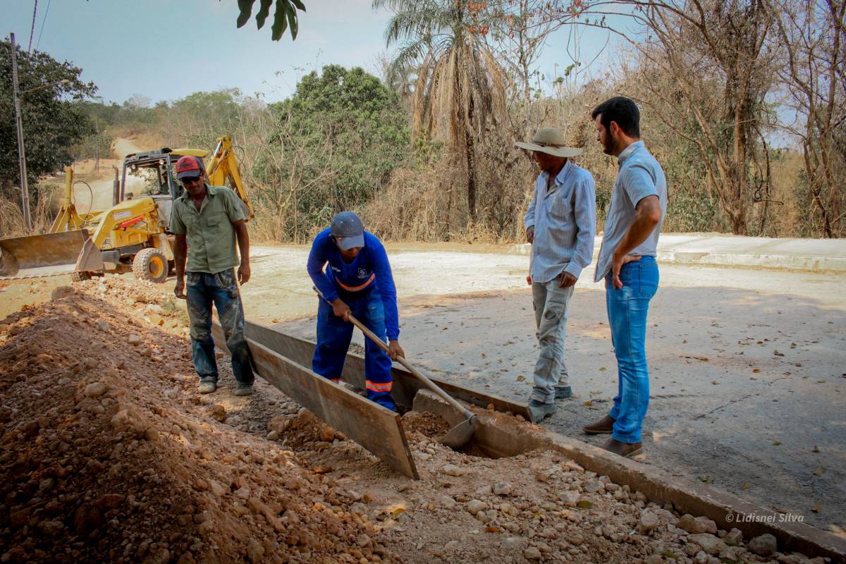Secretário de Infraestrutura, José Domingos, vistoria a construção de calçadas no Distrito de Peresópolis.