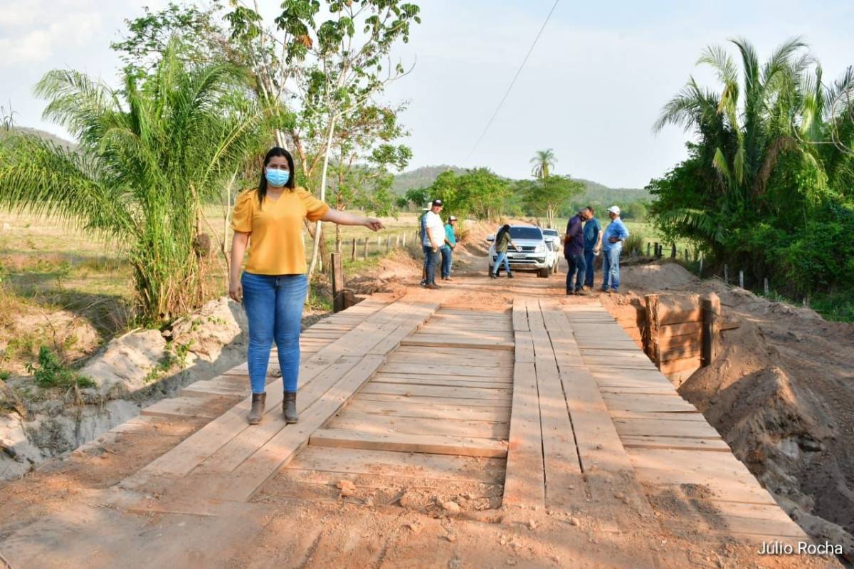 Prefeita entrega obras e serviços, e lança pedra fundamental da construção do 1º CRAS de Santo Antônio 