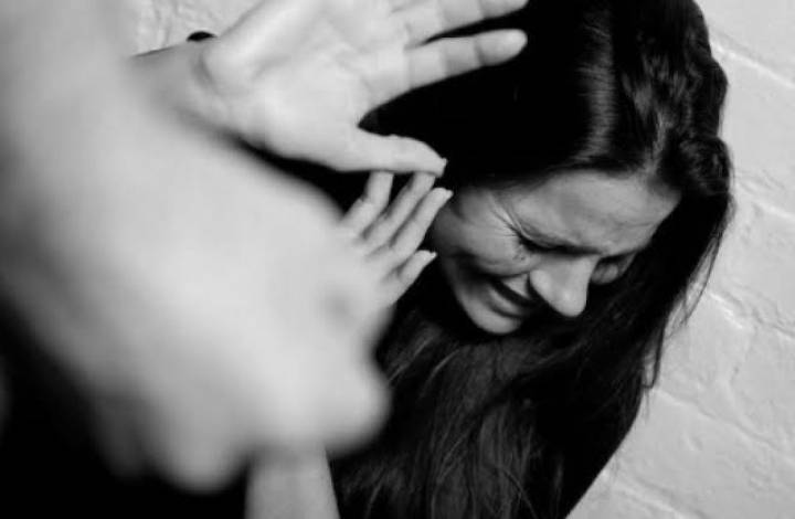 Filha da chefe de Licitações da prefeitura de Santo Antônio é violentamente agredida por seu companheiro na frente das filhas