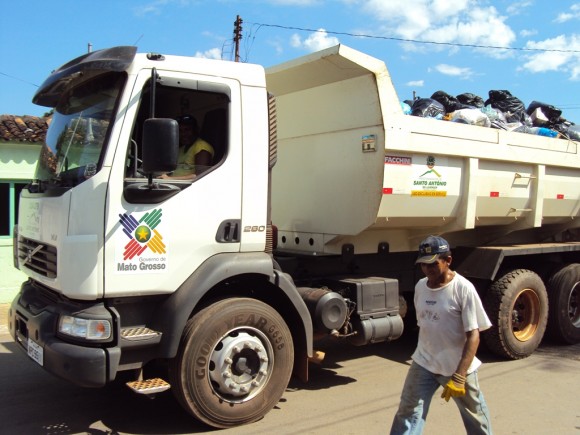 CAMINHÃO NOVO, VIRA COLETOR DE LIXO