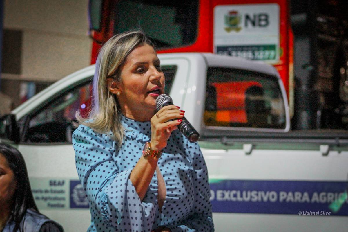 Prefeita entrega veículos e utilitários em Nova Brasilândia  