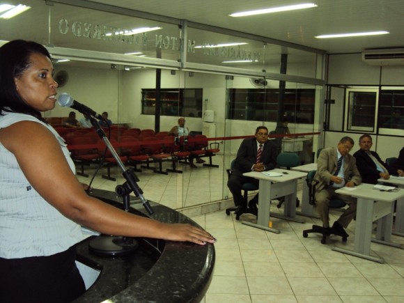 SECRETÁRIA ESTELA PRESTA ESCLARECIMENTOS A VEREADORES 