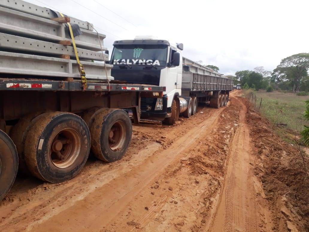 Dezenas de veículos e caminhões com cargas, estão atolados há mais de 24 em estrada que liga a região de Mutum a São Pedro de Joselândia