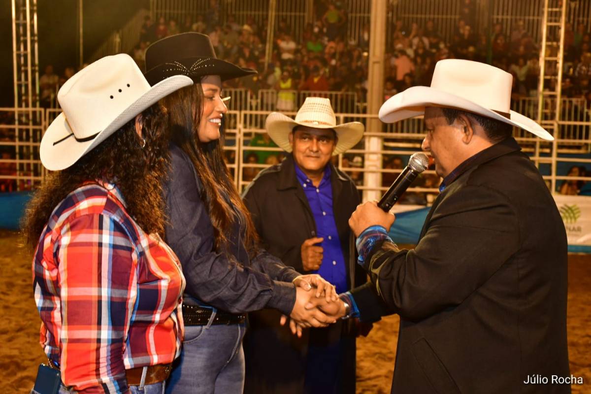 Prefeita se emociona e vai às lágrimas durante homenagem recebida em Agrovila das Palmeiras 