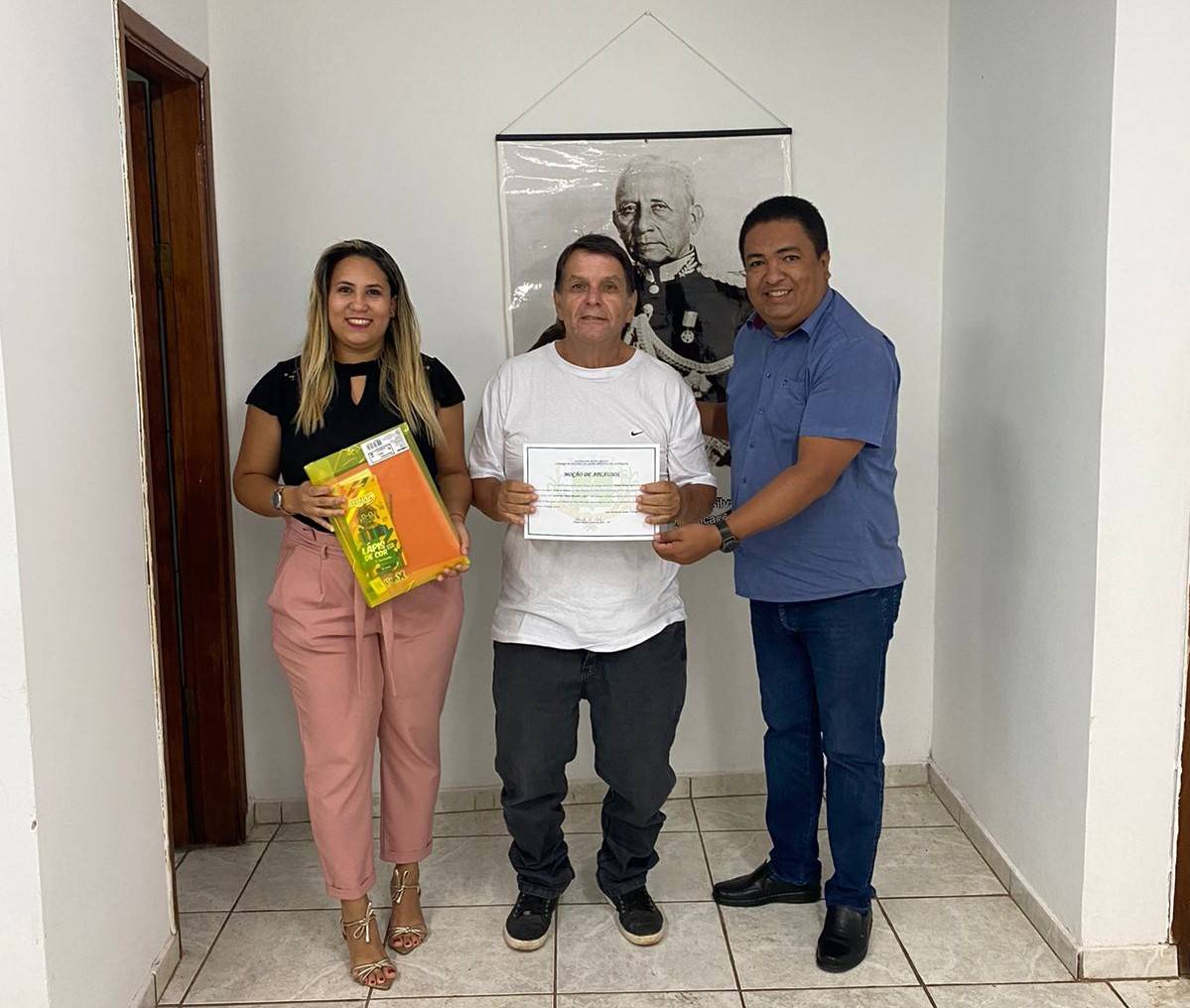 Rominho entrega Moção de Aplausos a empresário que realiza ações sociais em Leverger