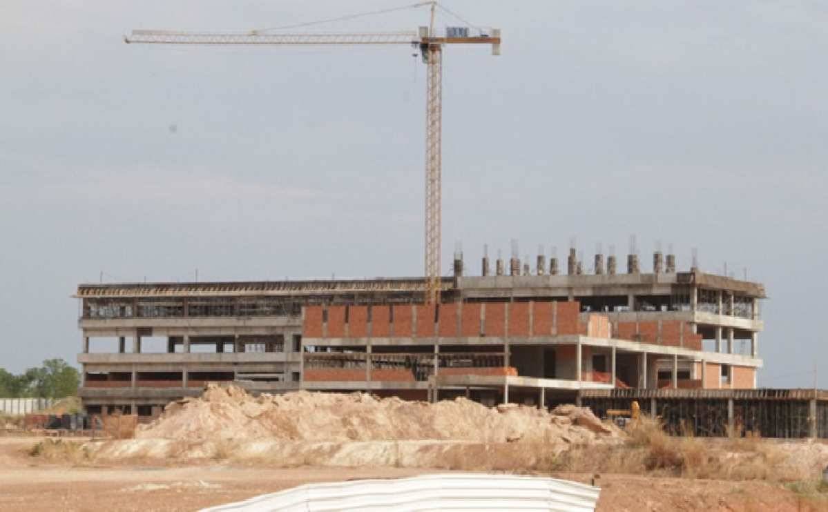 Governo emite ordem de serviço e obras do novo Júlio Müller serão retomadas Prazo de conclusão é de 3 anos 