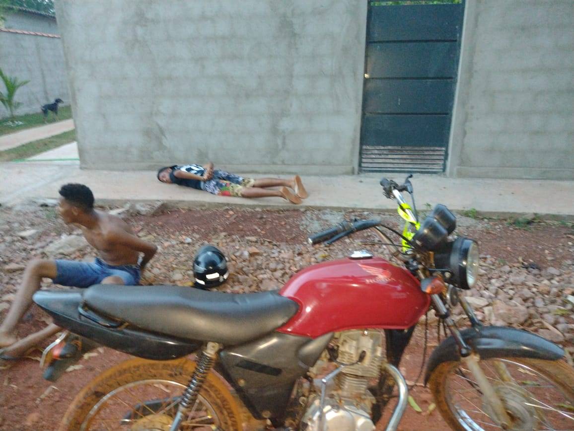 Dois jovens são presos pela PM, após disparos de arma de fogo em comunidade da zona rural do município