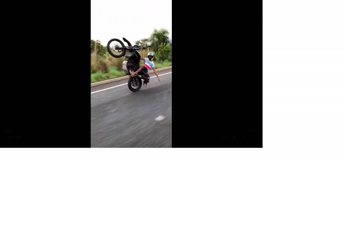 PM prende moto usada por jovem sem CNH que realizava manobras perigosas em Leverger 