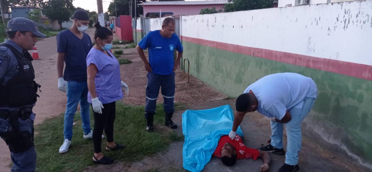 Homem faz namorada de refém, ameaça com faca e acaba morto pela PMs; Veja Fotos