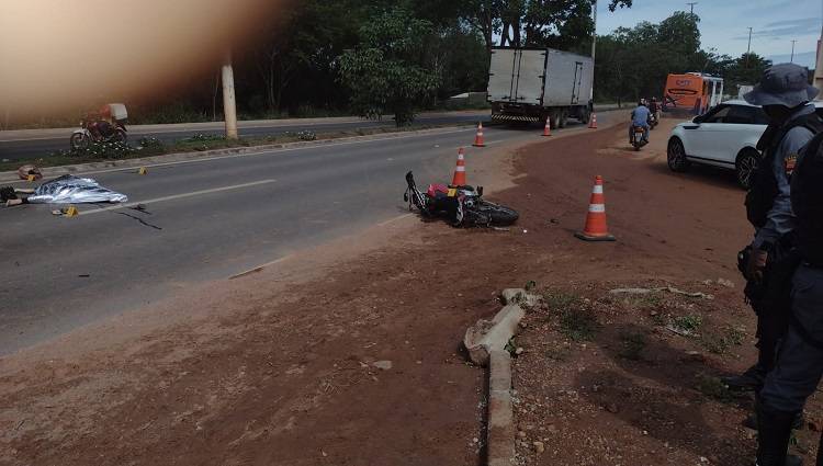 Gêmeas são atropeladas por caminhão e uma delas morre esmagada próximo a trevo do Parque Cuiabá