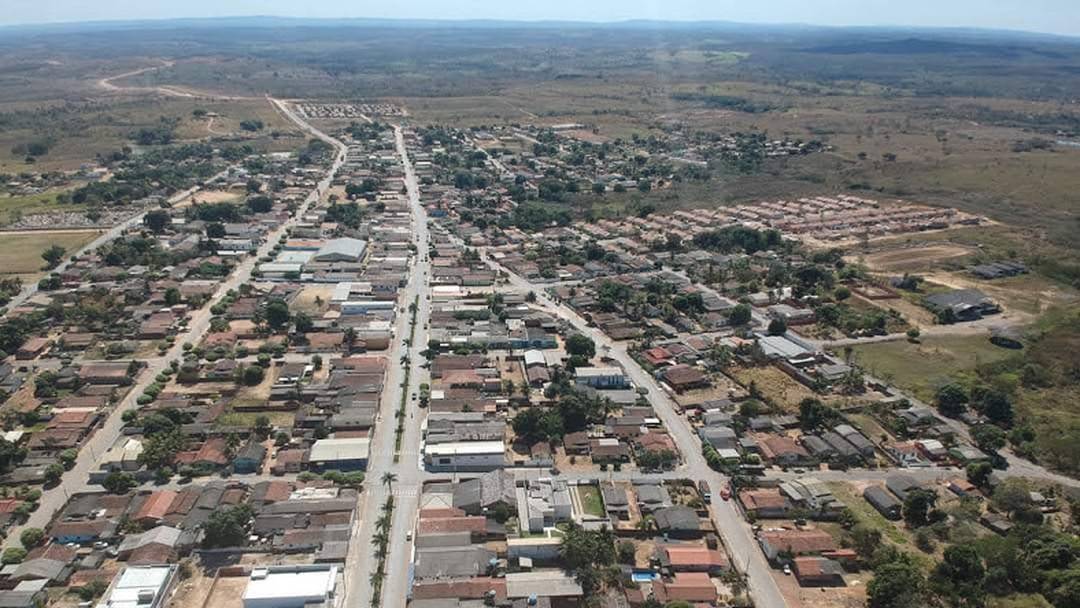 Homem tenta matar desafeto com 2 tiros enquanto vítima comia espetinho na rua