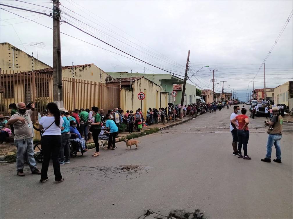 Antes do Natal, cresce a procura por doações de ossinhos e fila em açougue de MT dobra quarteirões