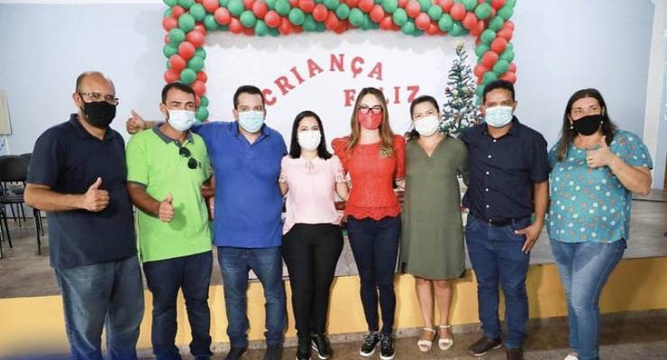 Virgínia Mendes e Diego Taques entregam cestas e brinquedos do programa Ser Família