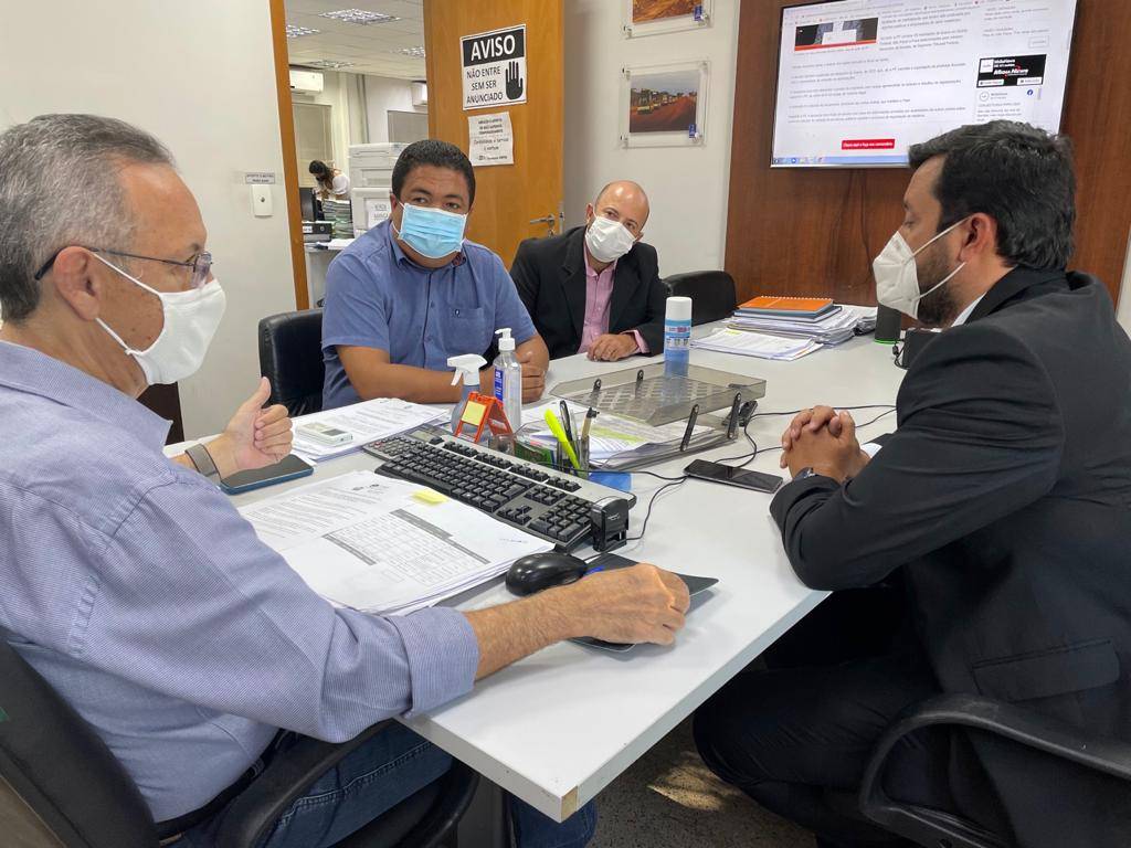 Rominho e Allan Kardec recebem informações da Sinfra, após encaminharem denúncias de moradores de Mimoso 