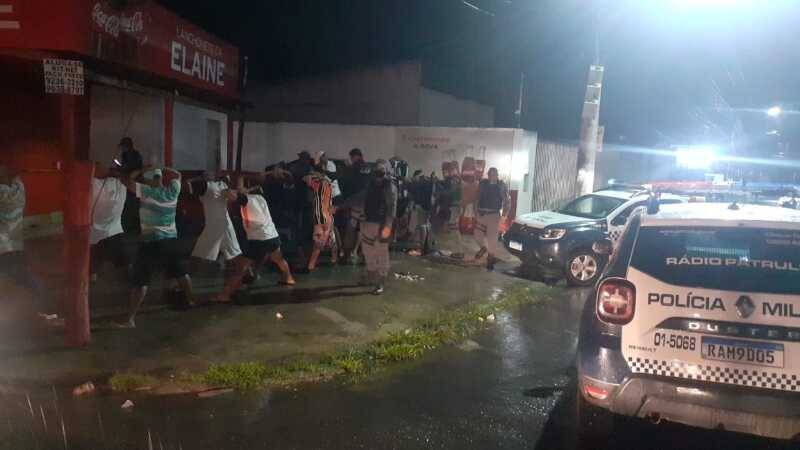 CUIABÁ - Policiais militares são apedrejados ao fecharem festa clandestina com 500 pessoas