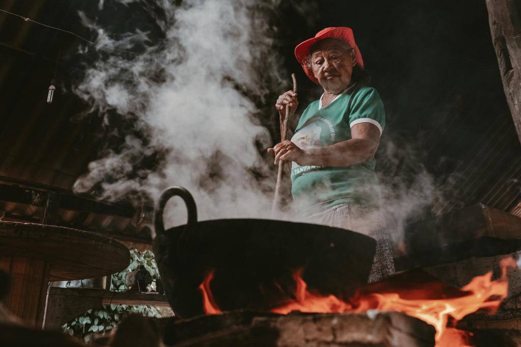 Pantaneira é homenageada em documentário sobre produção de farinha de mandioca