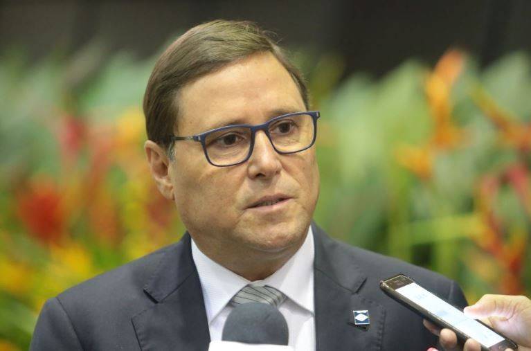 Secretário chefe da Casa Civil interrompe sessão na ALMT para anunciar saída