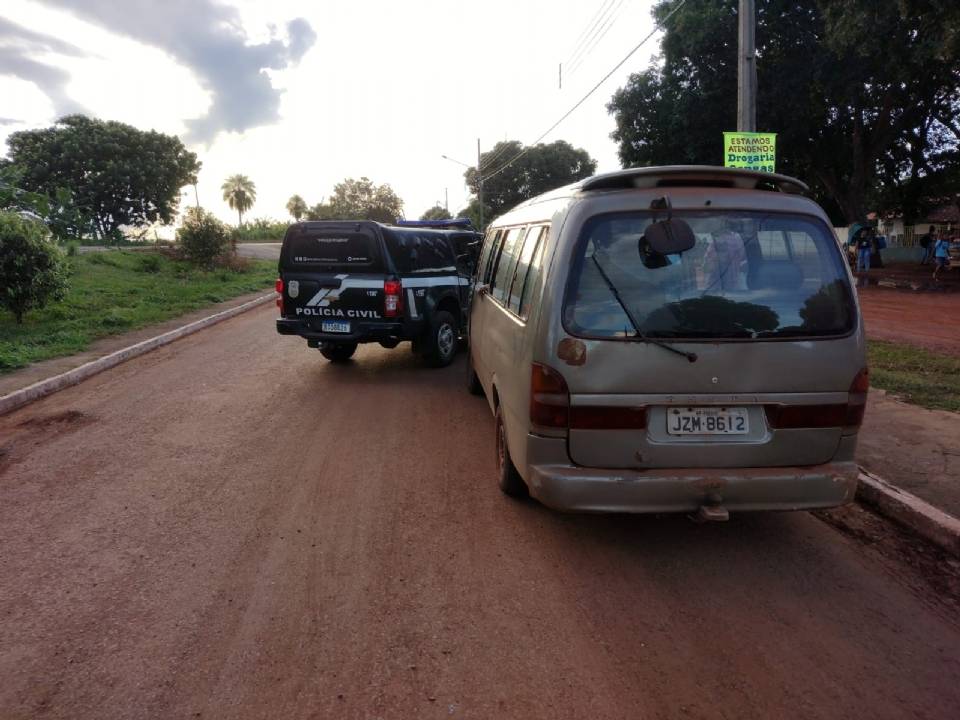 Polícia flagra motorista sem habilitação que fazia transporte escolar de crianças
