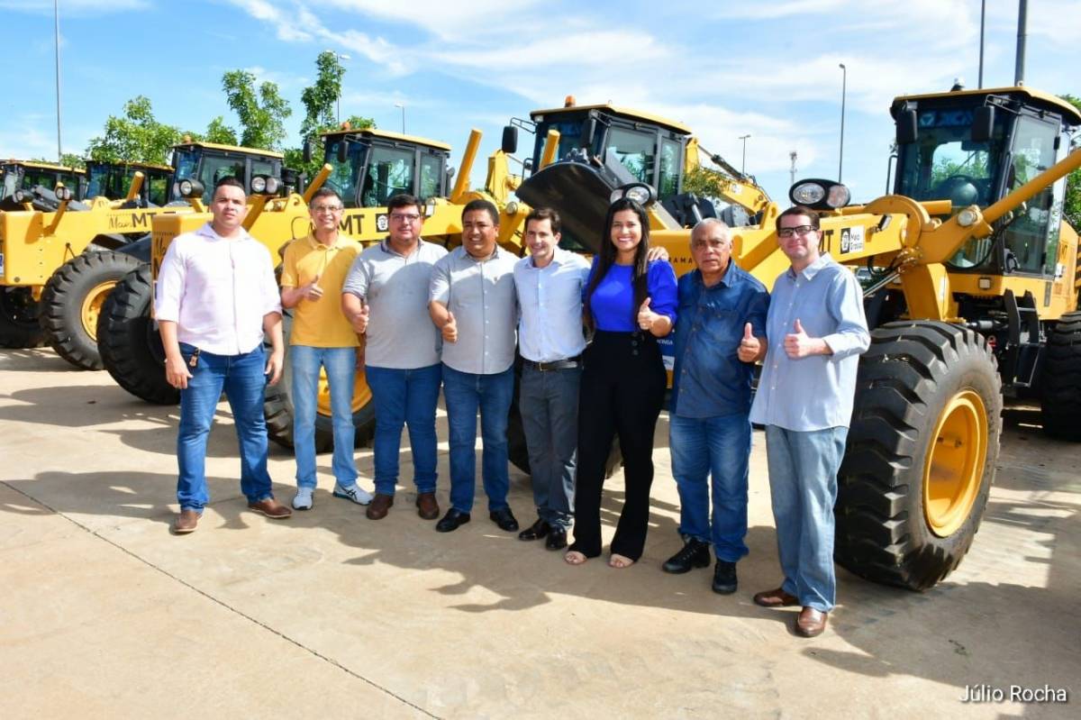 Vereadores de Santo Antônio fazem articulação e prefeitura recebe máquina e caminhões do Governo de MT; Veja Fotos e Vídeos