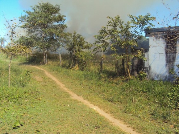 INCÊNDIO ATRAPALHA JOGO NO BAIRRO FRONTEIRA