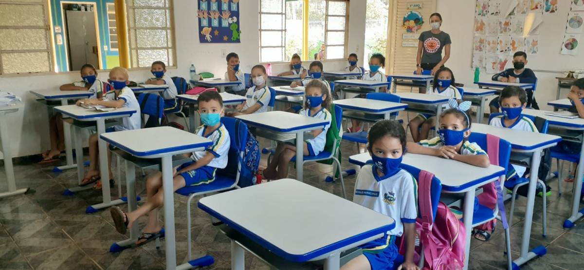 Prefeitura entrega novo mobiliário escolar para rede municipal 