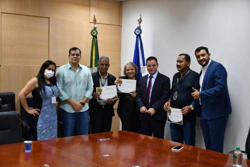 Allan e Botelho entregam Moção de Agradecimento a Três servidores que se aposentaram da AL