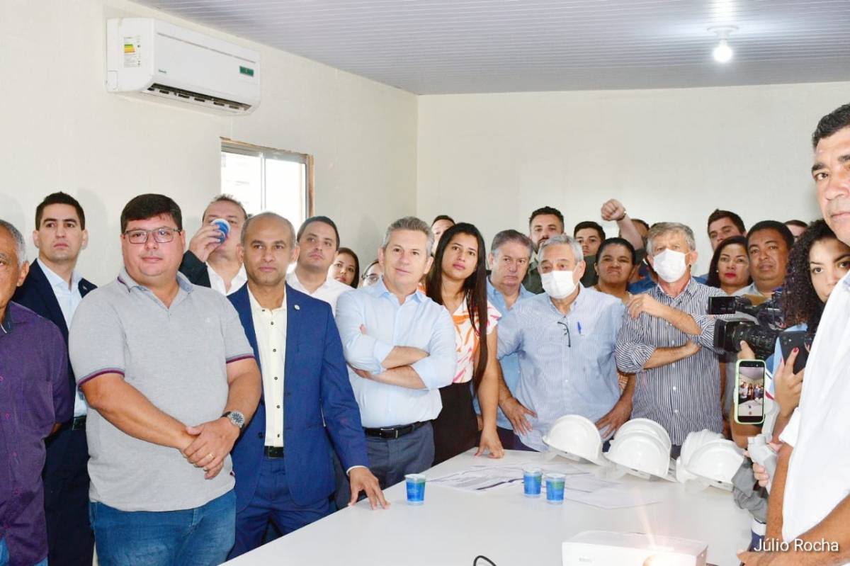 Prefeita Francieli e vereadores acompanham governador em vistoria as obras do Hospital Júlio Muller 