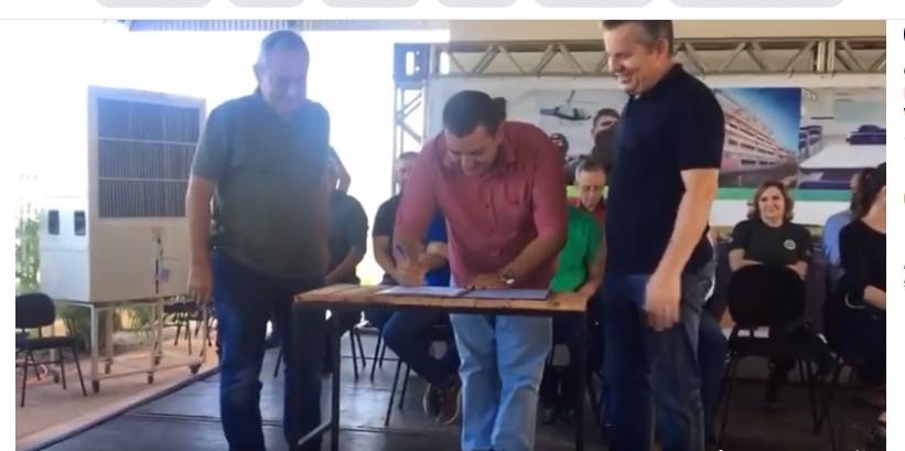 Prefeito Diego e Mauro Mendes assinam convênio para construção de 2 campos society em Acorizal