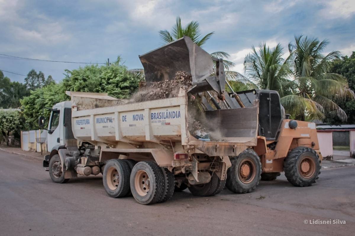 Prefeitura recolhe mais de 36 toneladas de lixo descartado nas ruas e avenidas do município - Veja Fotos