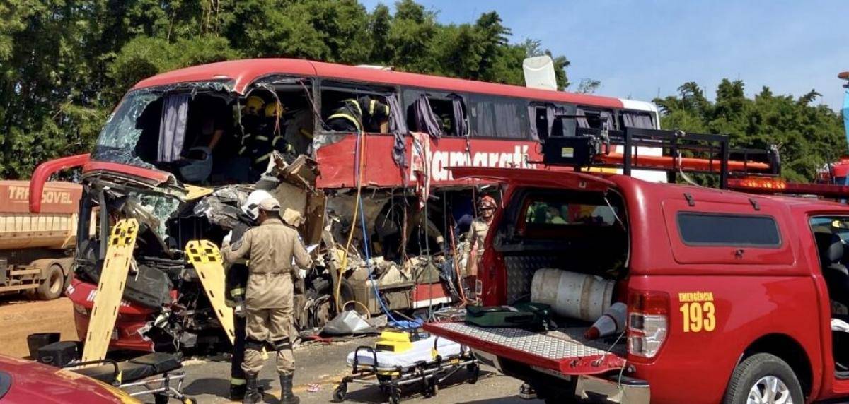 Batida entre ônibus e carreta deixa 11 mortos em MT; veja o vídeo