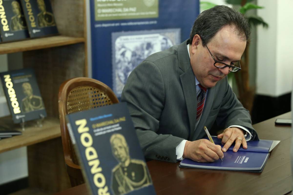 Livro sobre Marechal Rondon é lançado na ALMT; Veja Fotos