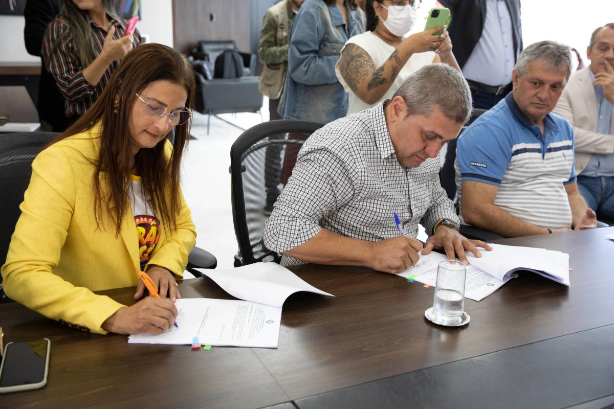  Prefeita Margareth assina convênio de R$ 1,5 milhão para recuperar asfalto e sinalização em ruas de Barão de Melgaço