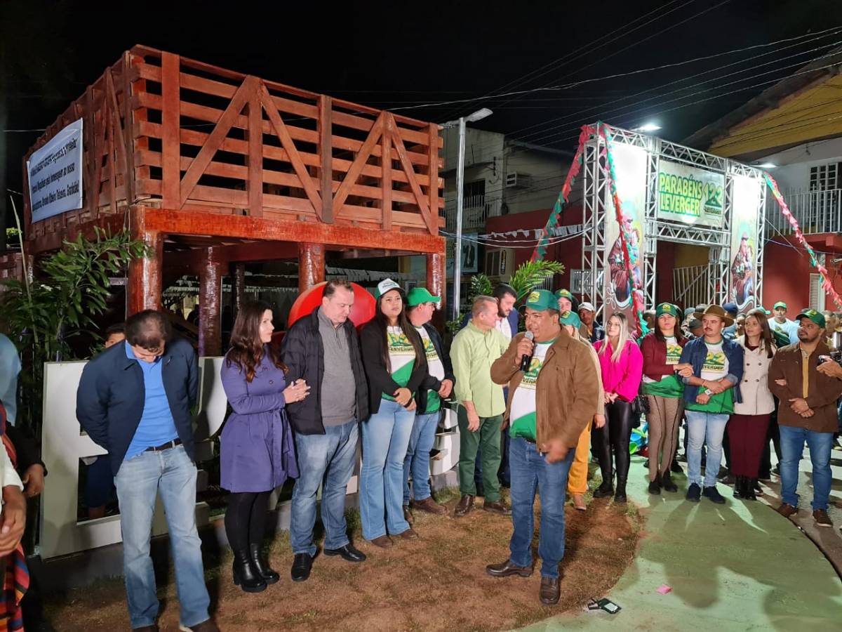 Prefeita atende indicação de vereadores, constrói e inaugura praça que melhora o visual da cidade de Leverger; Veja Fotos e Vídeo